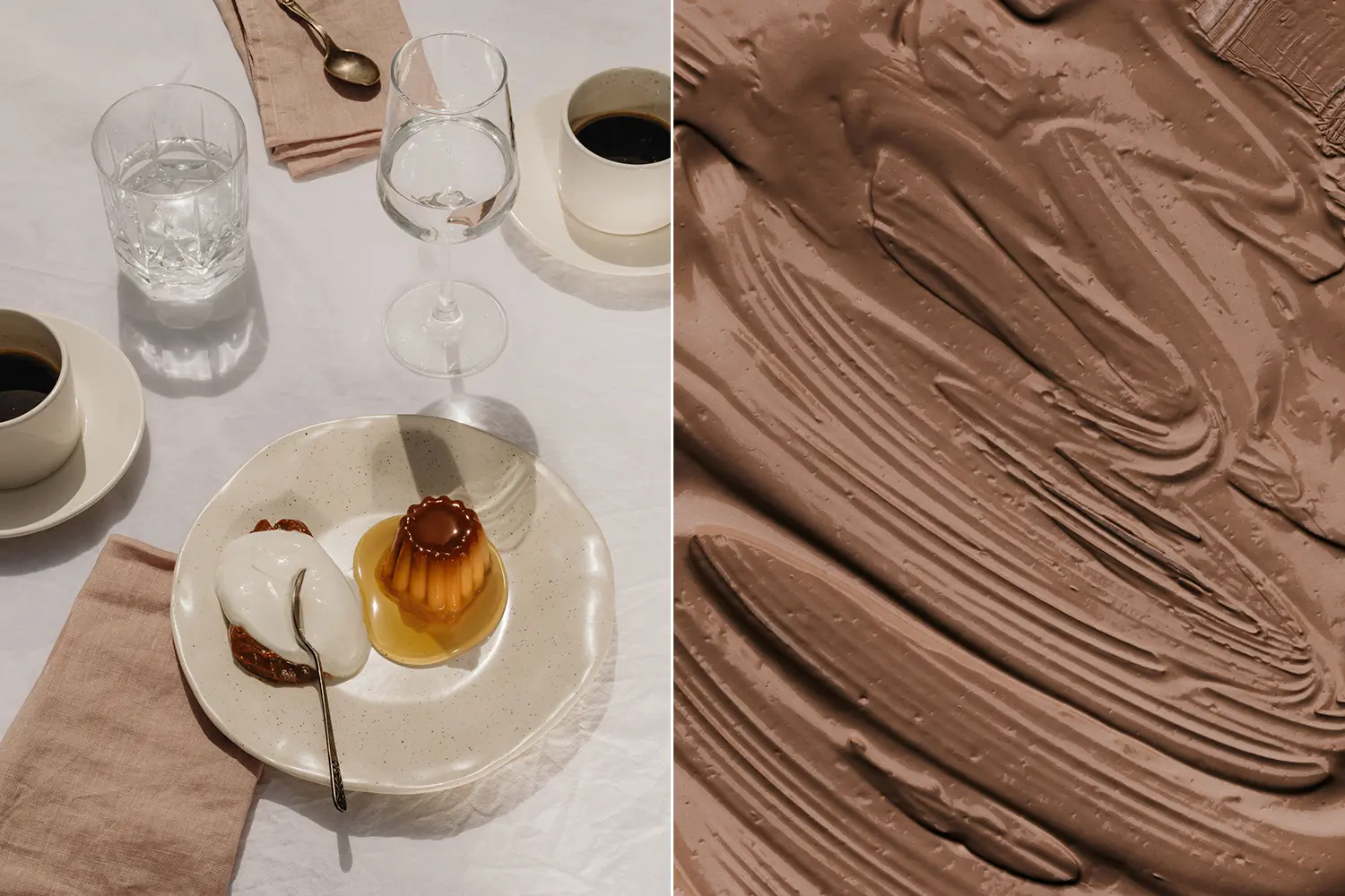 Uz balta galda klājuma novietots elegants deserts &mdash; krēmīgs vaniļas pudiņ&scaron; un karameļu pudiņ&scaron; &scaron;ķīvī, kopā ar tasi melnas kafijas, ūdens glāzi un baltvīna glāzi. Blakus novietota rozā salvetīte ar dekoratīvu karotīti. Otrā attēla daļā redzams tuvplāns gludi uzklātai &scaron;okolādes mērcei ar tekstūru.
